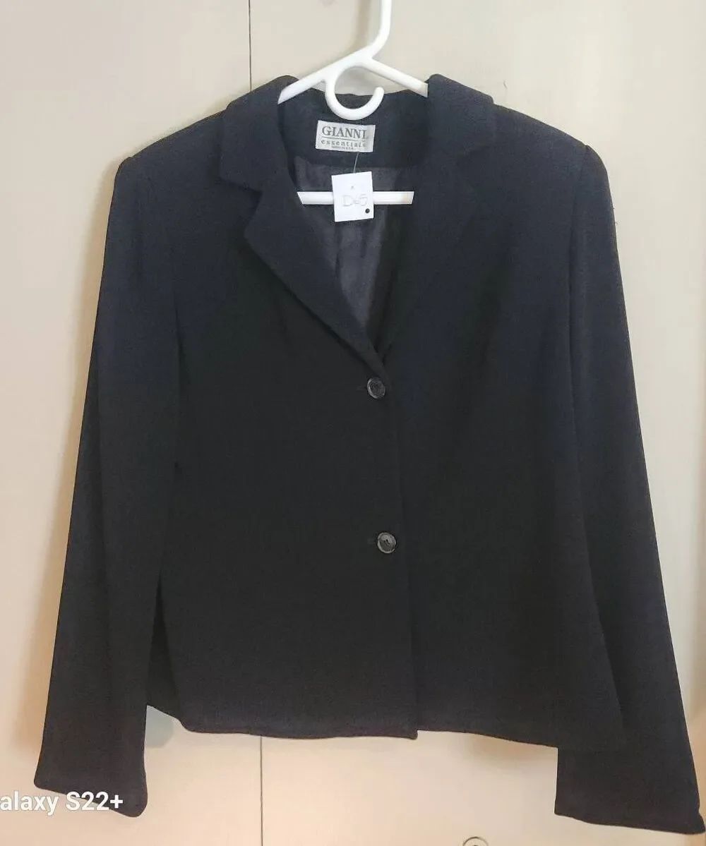 D65 Gianni Essentials Black Two Button Lined Blazer notched collar Size 10